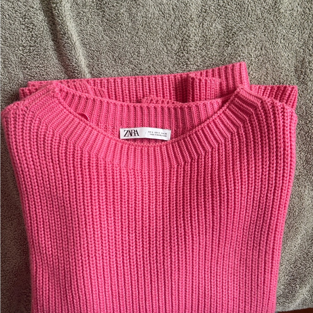 Zara Women's oversized Bright Pink Crew Neck Sweater- size small